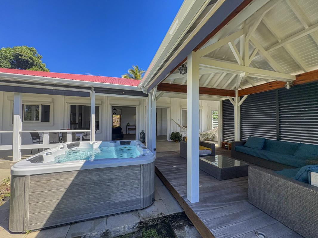 14.Location villa jacuzzi Saint Claude Guadeloupe_Terrasse Jacuzzi Jardin
